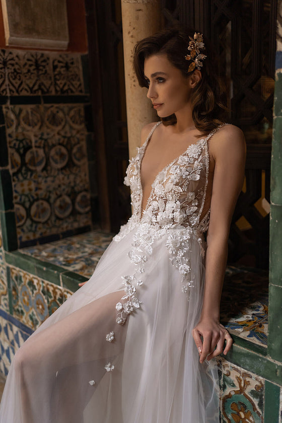 Alissa – wedding dress by DAMA Couture.