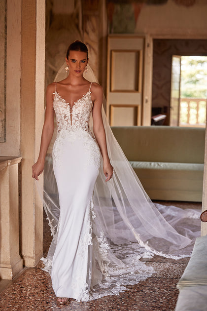 Long and classic Apolonia wedding veil trimmed with floral lace with comb attachment from Dama Couture wedding dress atelier (front photo)