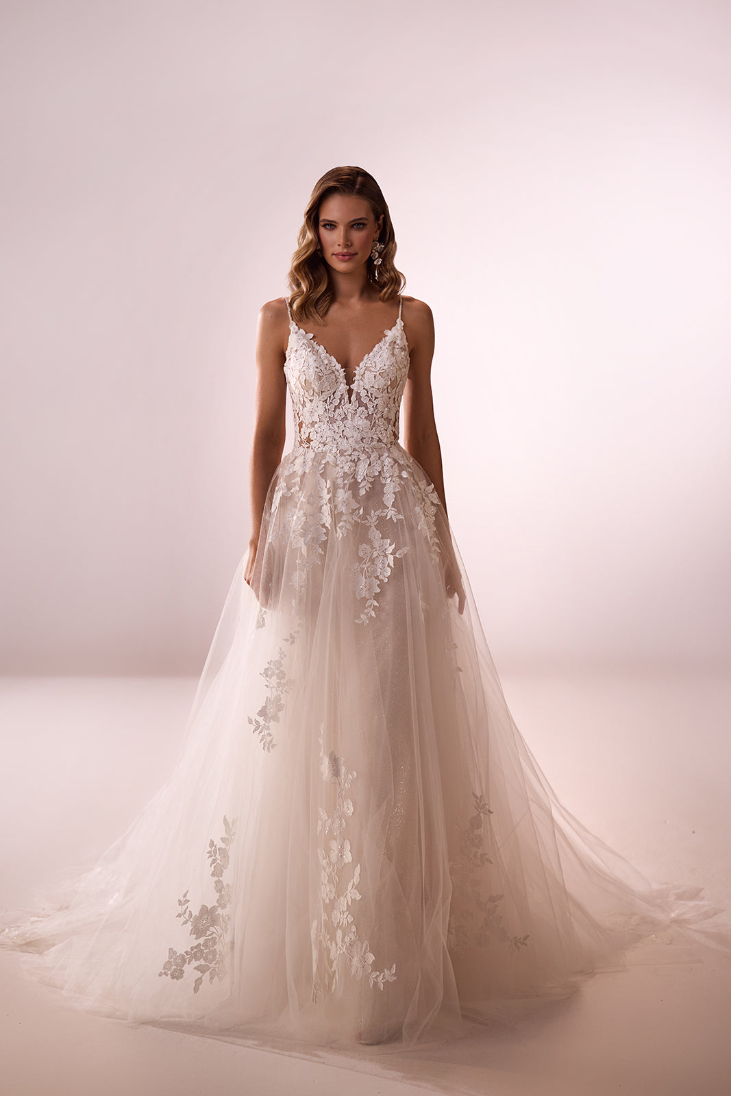 Princess wedding dress with detachable sleeves Ariana from DAMA Couture (studio shoot)