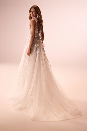 Romantic wedding dress Calypso from DAMA Couture (studio back picture)