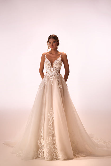 Princess wedding dress with lace Claire from DAMA Couture (studio photo)