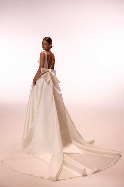 Classic wedding dress with bow train Margo from DAMA Couture (studio back photo)