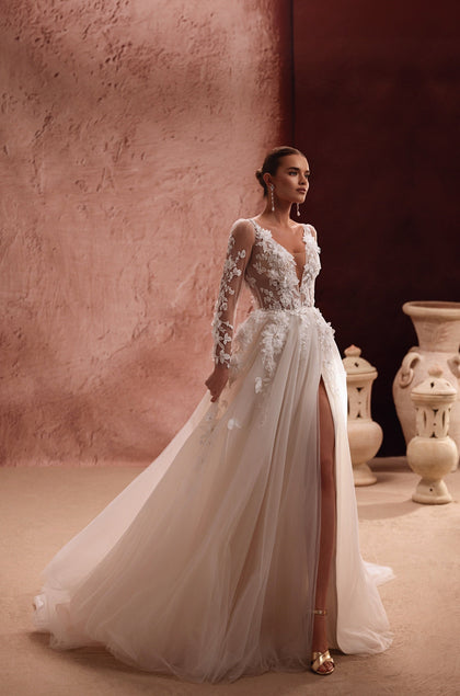 From the side, Semiramida displays an airy tulle skirt and a graceful front slit, adding lightness and motion.