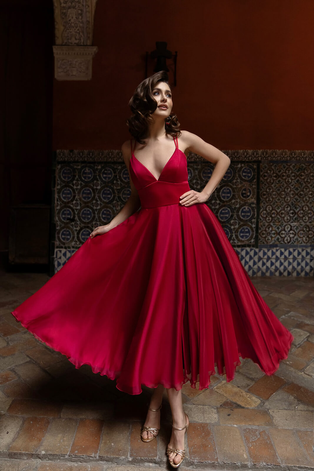 Merlin Raspberry – short evening dress in motion.