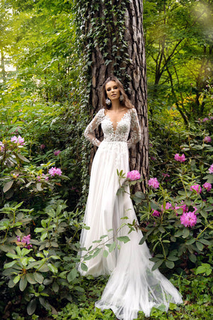 Calista – close-up of the wedding dress.