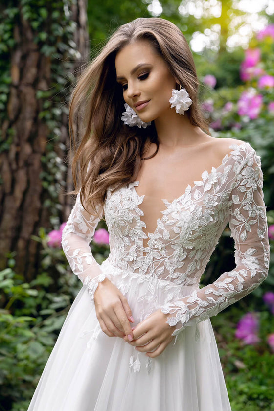 Calista – wedding dress by DAMA Couture.