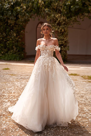 Wedding dress Mia – A-line wedding dress by DAMA Couture.