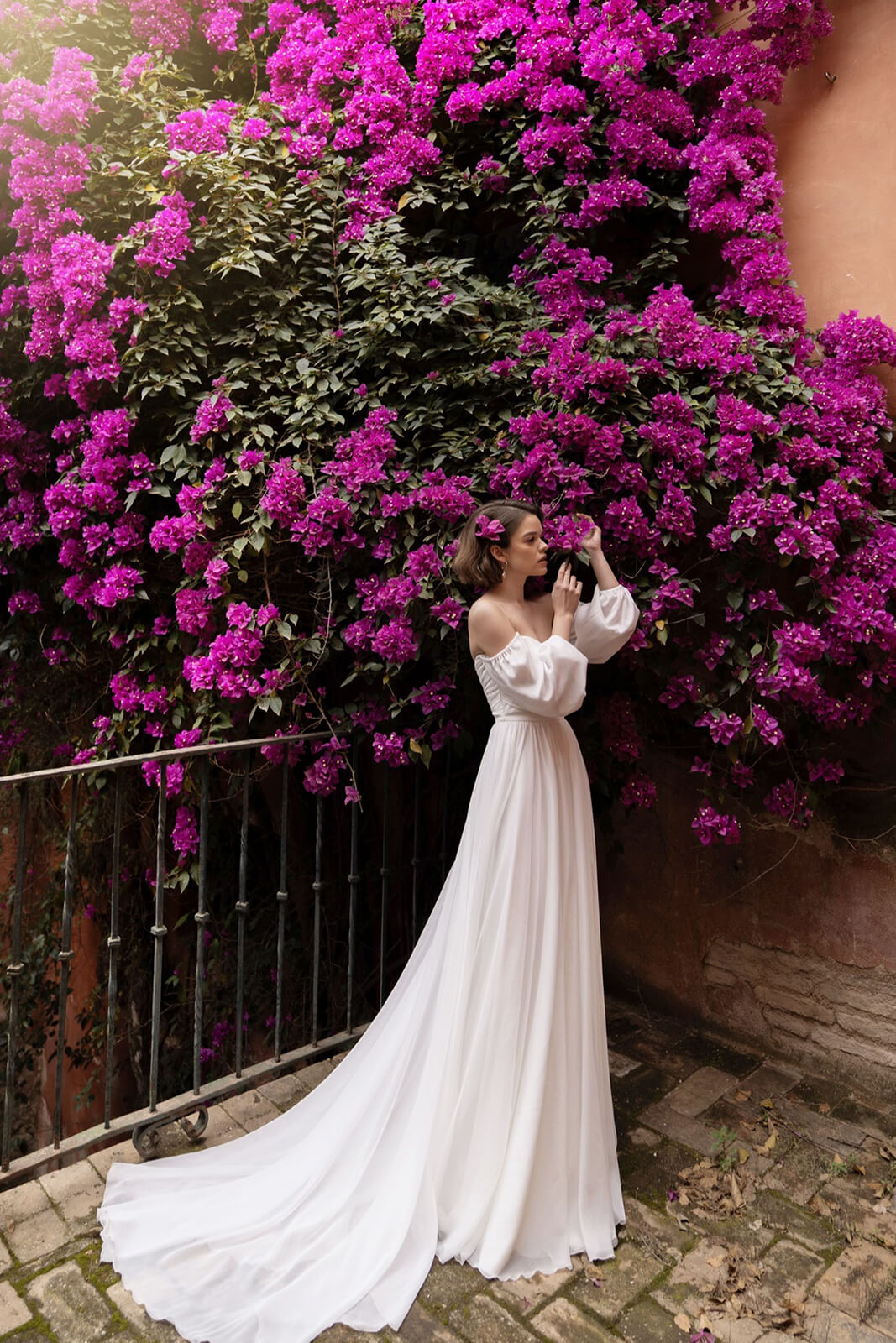 Pola – wedding dress seen from the back.