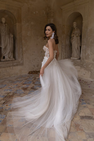 Penelope – wedding dress seen from the back.