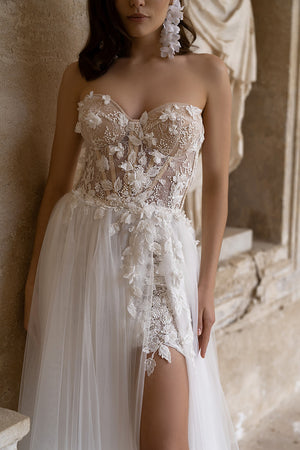 Penelope – wedding dress by DAMA Couture.