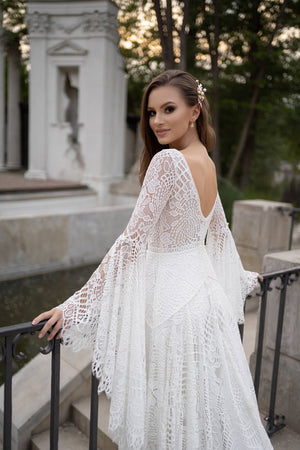 Wedding dress Lea – A-line wedding dress with long sleeves by DAMA Couture.