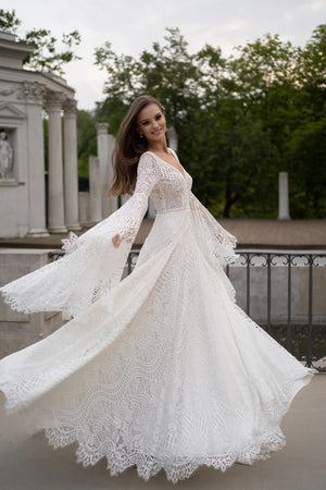 Wedding dress Lea – A-line wedding dress with long sleeves by DAMA Couture.