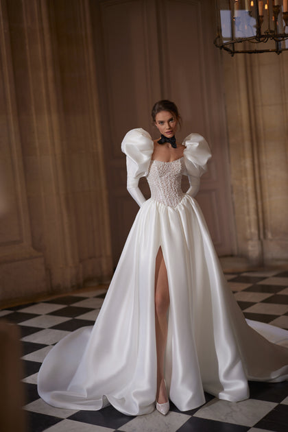 Aliette wedding dress – A-line silhouette with a crystal-embellished corset and voluminous sleeves.