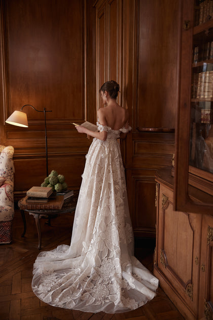 Hydragenea wedding dress – A-line bridal gown with a plunging neckline and off-the-shoulder floral straps.