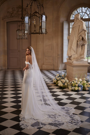 Matilde veil - tulle veil with a lace edge, worn with the Matilde wedding dress.