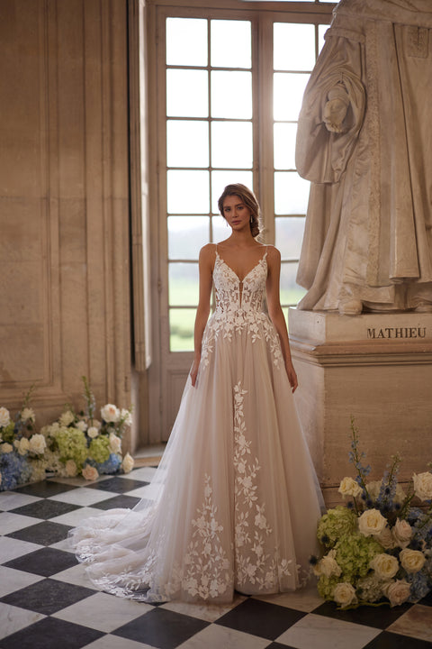 Solene wedding dress – A-line bridal gown with delicate straps, an open neckline and floral lace appliqués.