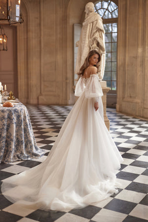 Tara sleeves – off-the-shoulder tulle sleeves finished with floral appliqué cuffs.