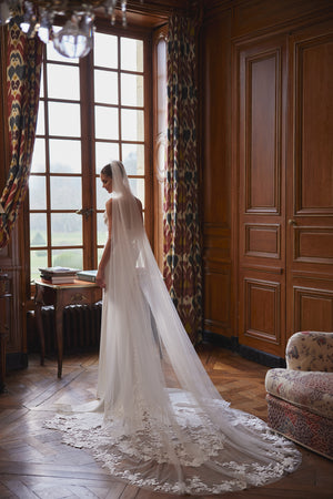 Valerie veil - short tulle veil framing the shoulders, worn with the Valerie wedding dress.