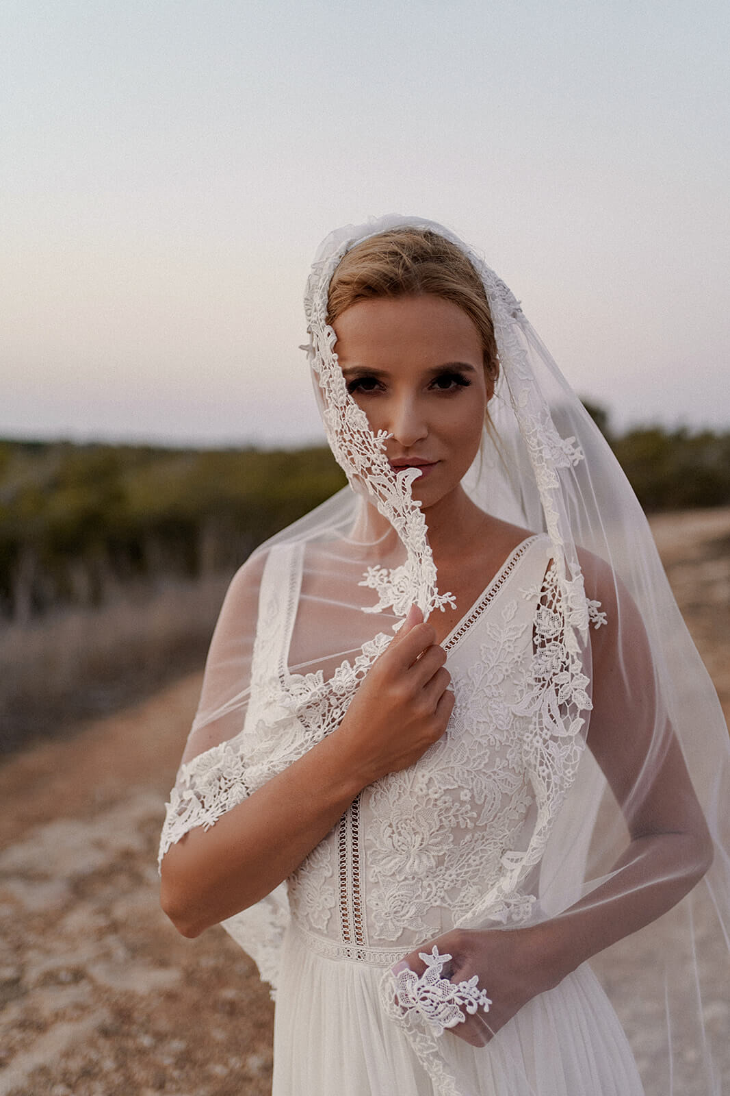 Cathedral veil with lace – cathedral wedding veil seen from the back.