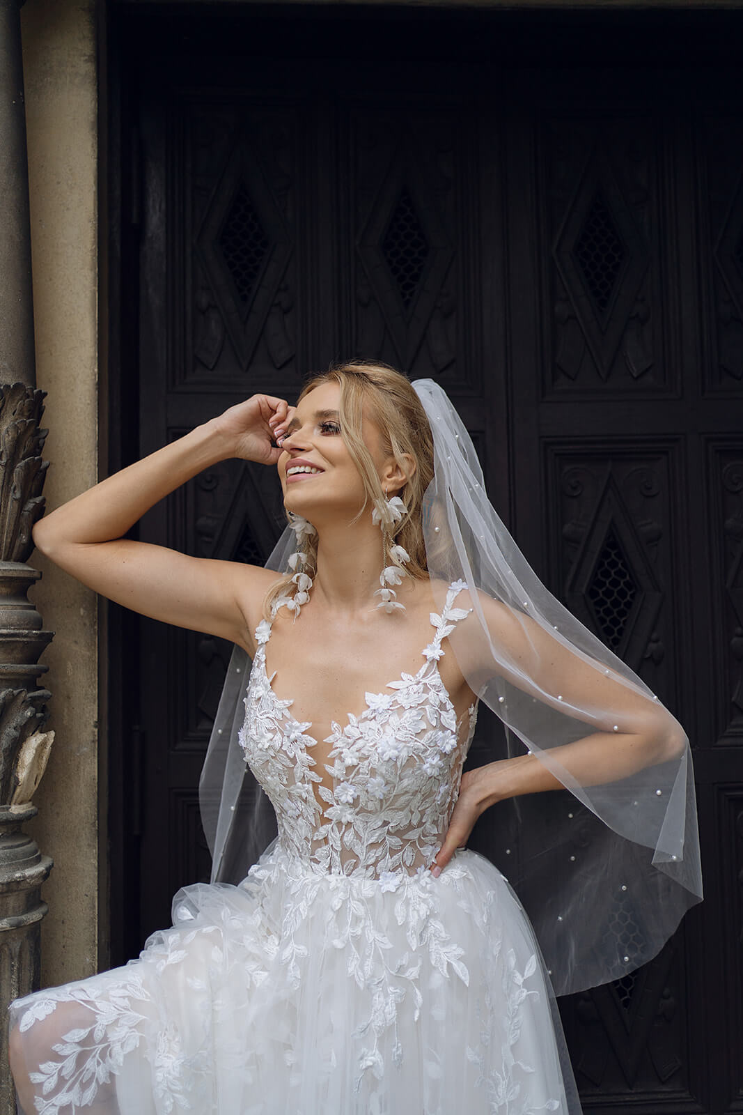 Regular pearl veil – wedding veil, full silhouette.