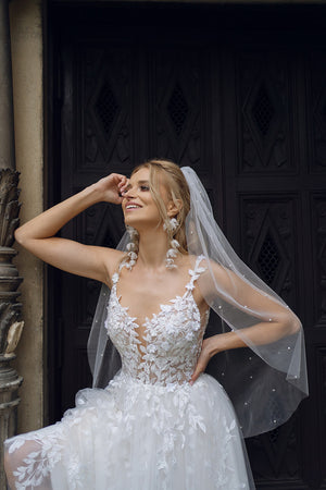Regular pearl veil – wedding veil, full silhouette.