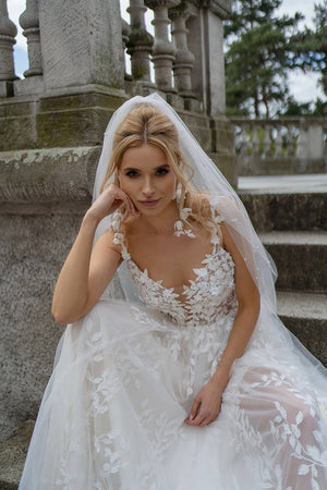 Regular pearl veil – DAMA Couture wedding veil, front view.