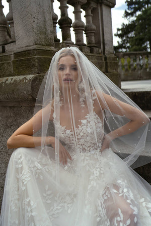 Regular pearl veil – wedding veil seen from the back.