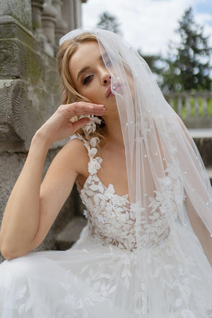 Regular pearl veil – detail of the wedding veil.