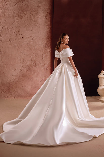 The Avin princess-style bridal gown with a sweeping satin skirt embodies timeless elegance and sophistication.