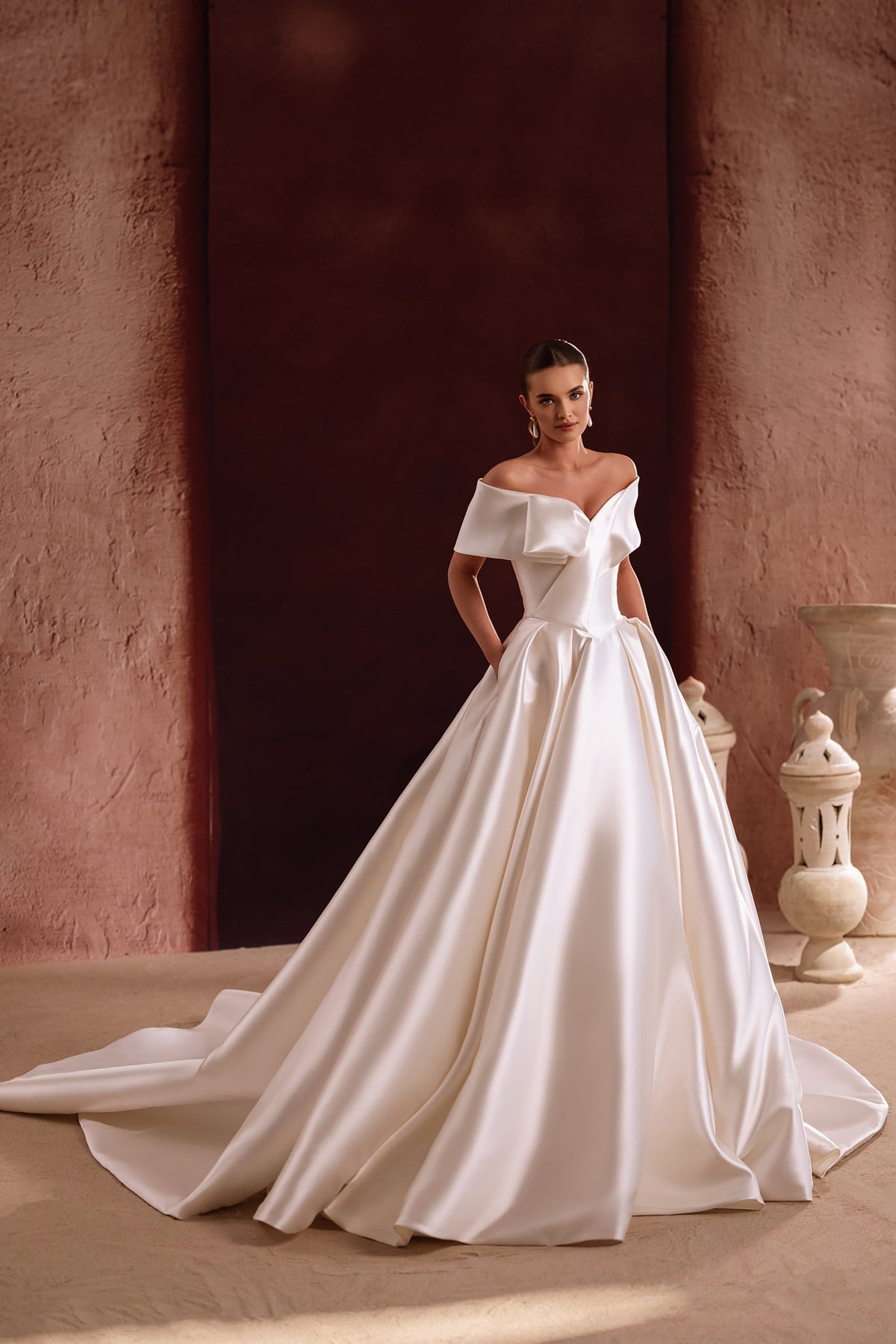 Sculpted satin corset of Avin with an off-the-shoulder neckline