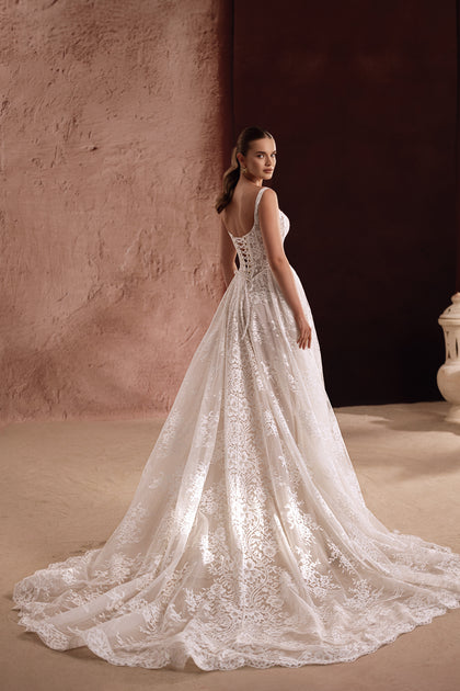 The Becco bridal dress with a fitted lace top and voluminous skirt offers a timelessly elegant princess silhouette.