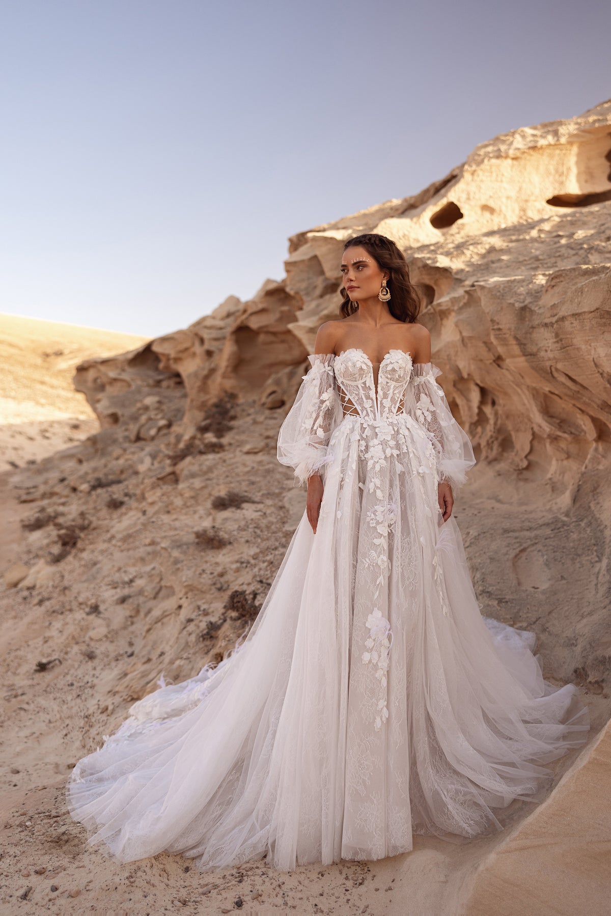 Full-length Huda wedding dress, with 3D flowers on the bodice and detachable puff sleeves