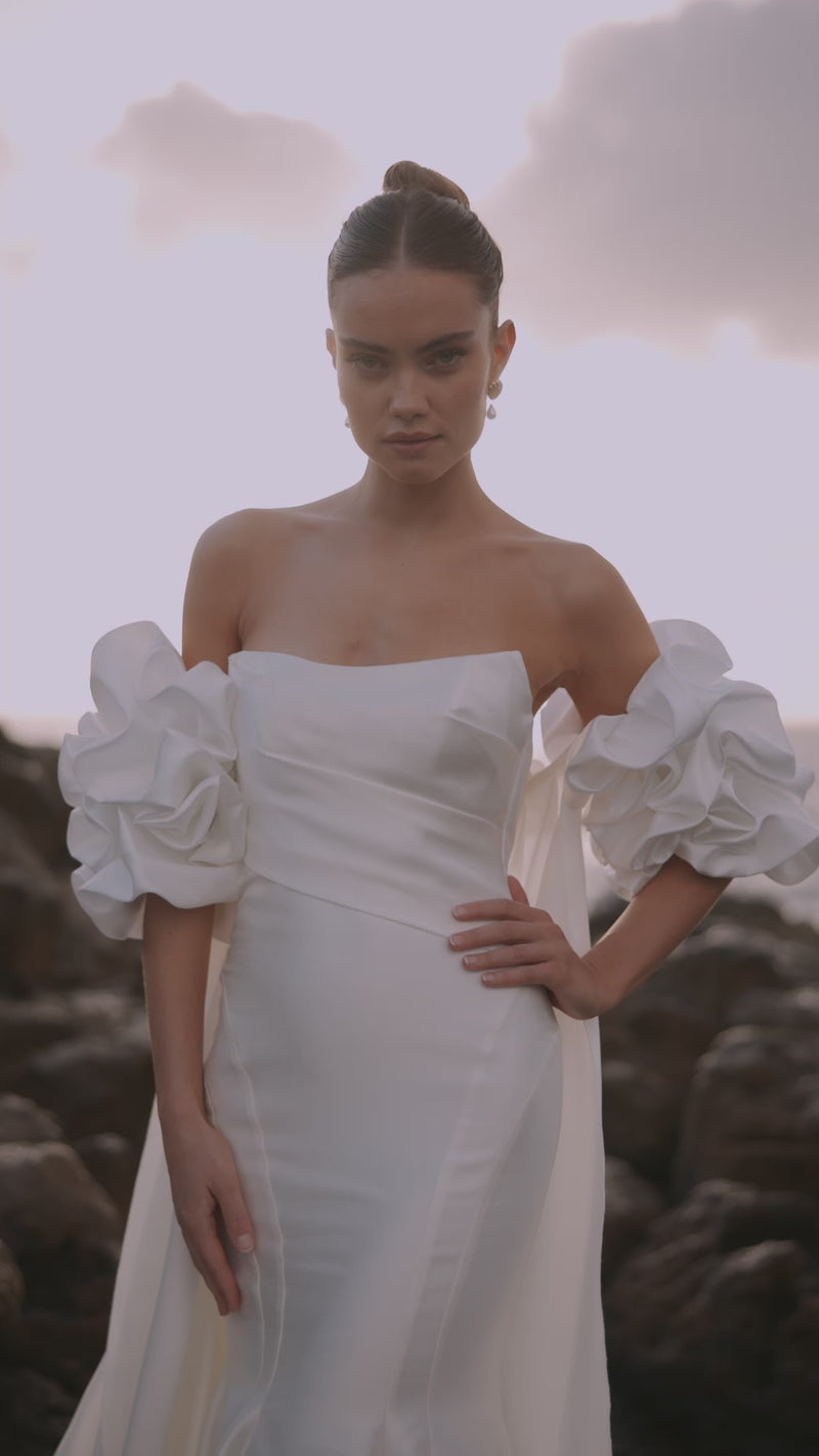 Video of the Soraya wedding dress by DAMA Couture.