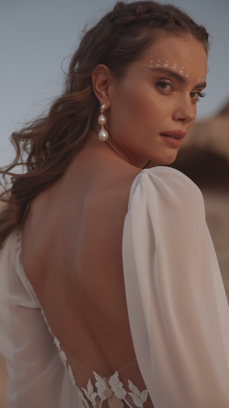 Video of the Judith wedding dress by DAMA Couture.