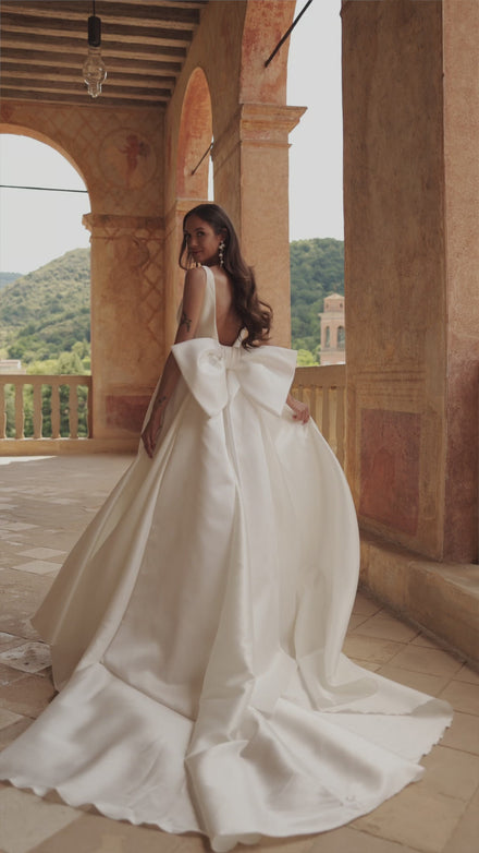 Classic wedding dress with bow train Margo from DAMA Couture (secondary video)