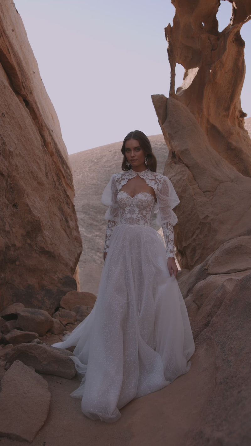 Video of the Oasis wedding dress by DAMA Couture.
