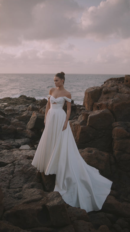 Video of the Mellisandre wedding dress by DAMA Couture.