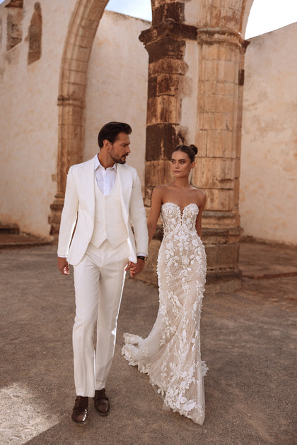 The Sarifa bridal dress with sweetheart bodice and intricate lace detailing radiates refined elegance.