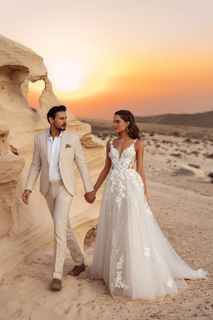Detail of the Zafira bridal gown bodice with 3D floral lace and fine straps, showcasing refined elegance.
